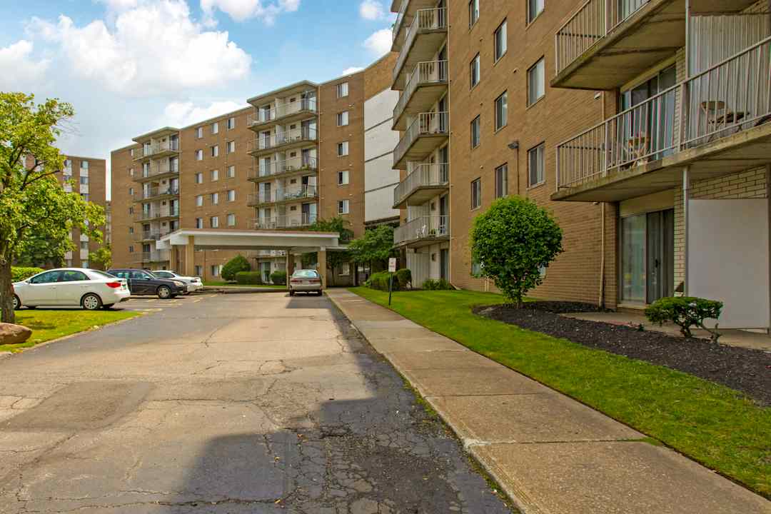 Trinity Towers 25000 Rockside Rd Bedford Heights Oh Apartments For Rent Rent Com