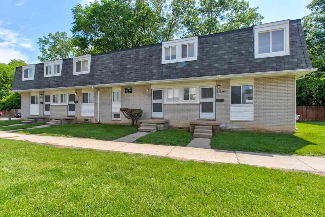 Midway Square Townhomes Affordable 3102 Fox Circle Flint Mi Apartments For Rent Rent Com