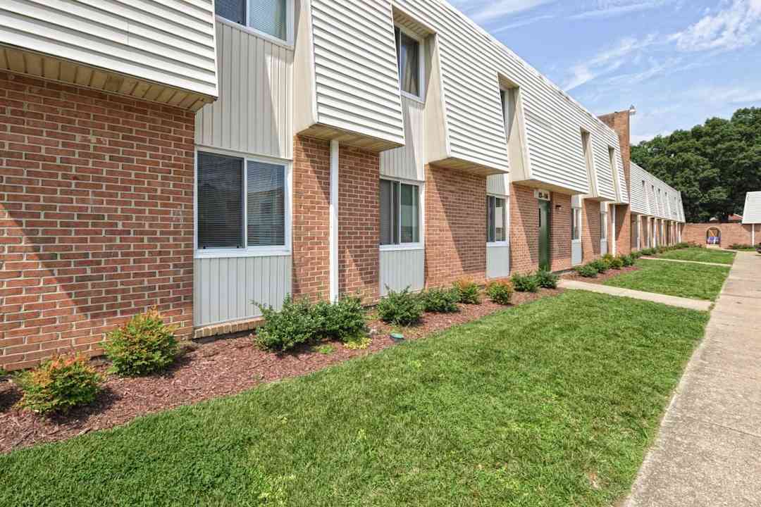 windsor court apartments newport news