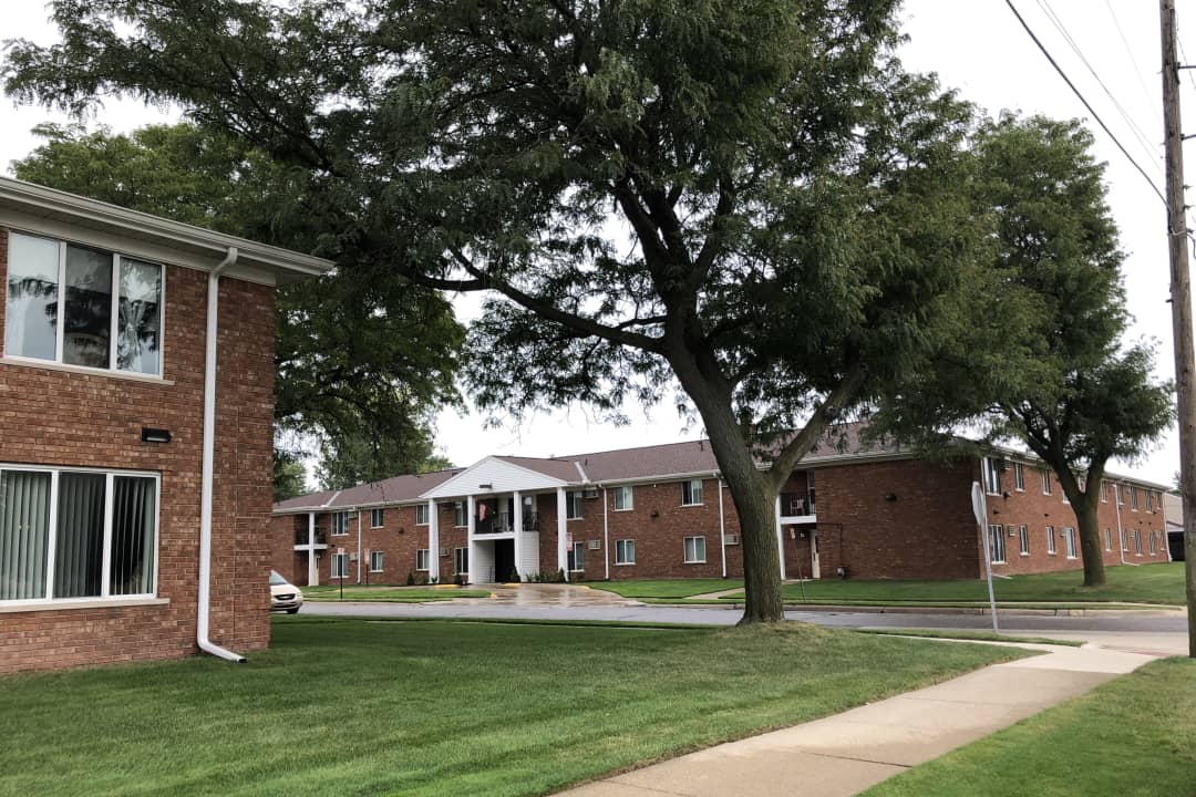 Affordable Senior Citizen Apartments-Lawn - Roseville, MI 48066