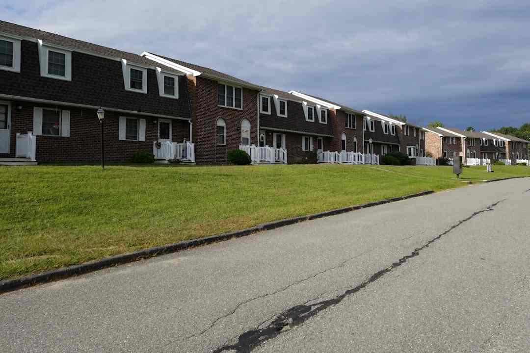 meadowbrook village apartments gardner ma 01440
