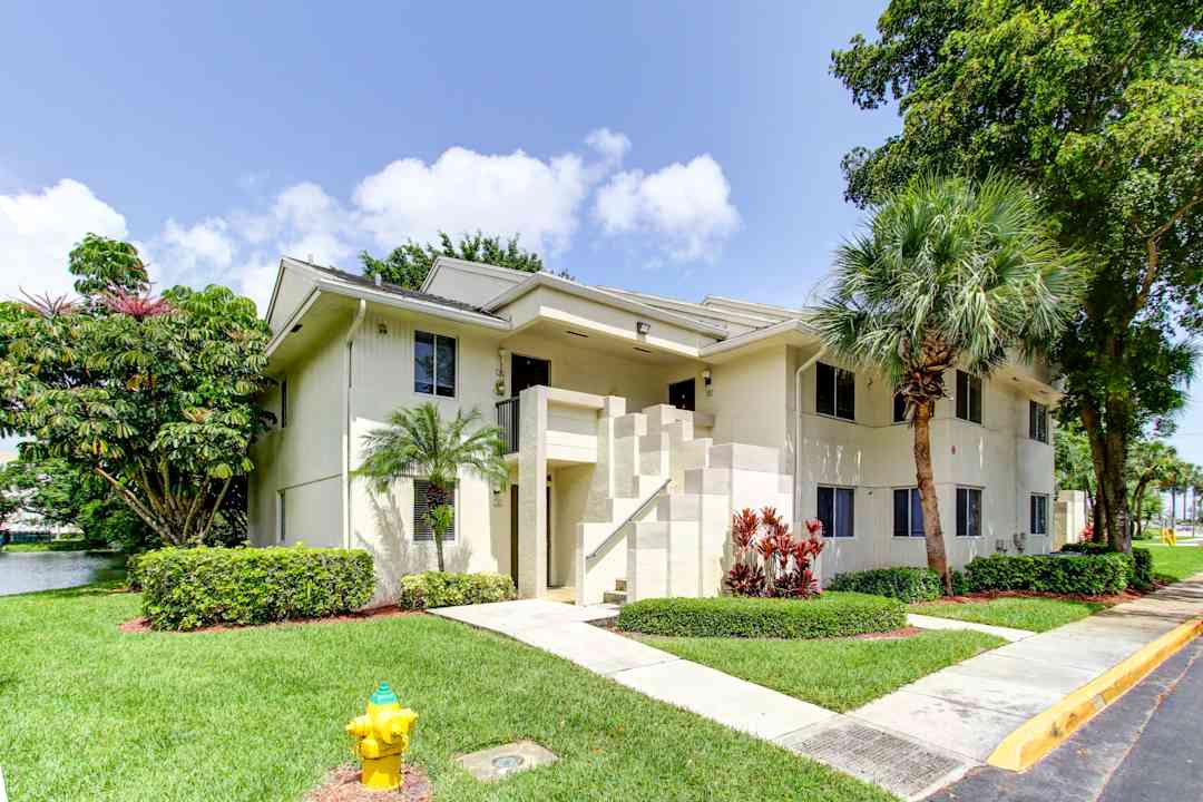 Blue Isle 5100 W Sample Rd Margate Fl Apartments For Rent Rent Com