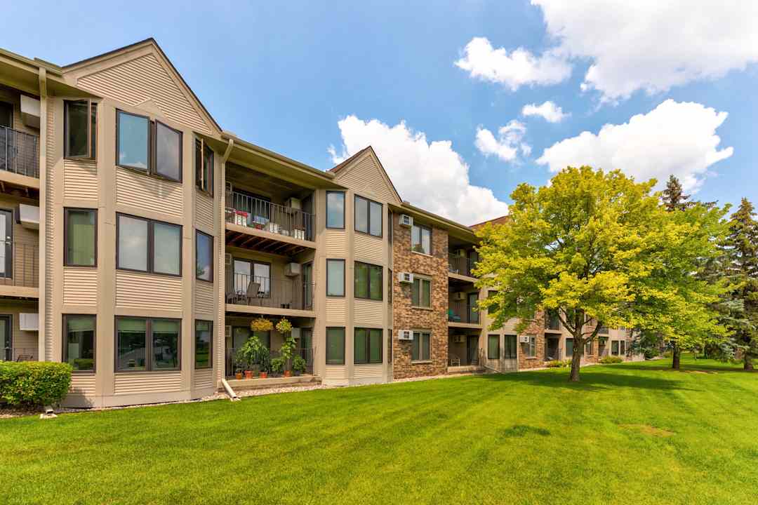 Oaks Lincoln Apartments 5200 Lincoln Dr Edina Mn Apartments For Rent Rent Com