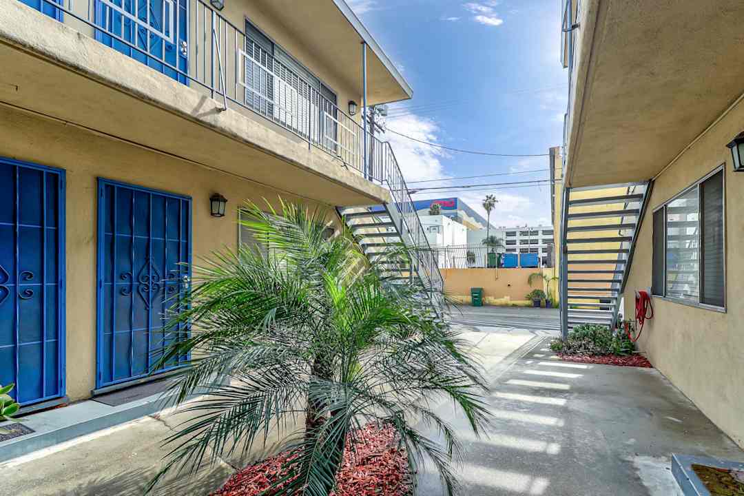 Galleria Townhomes & Casa Galleria 4422 W 172nd St Lawndale, CA