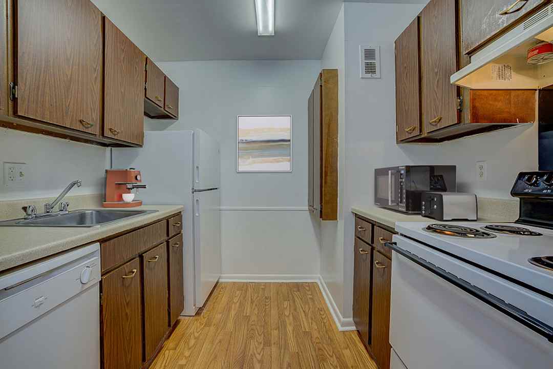 Sterlingwood Apartments 2215 Montauk Rd Nw Roanoke Va Apartments For Rent Rent Com