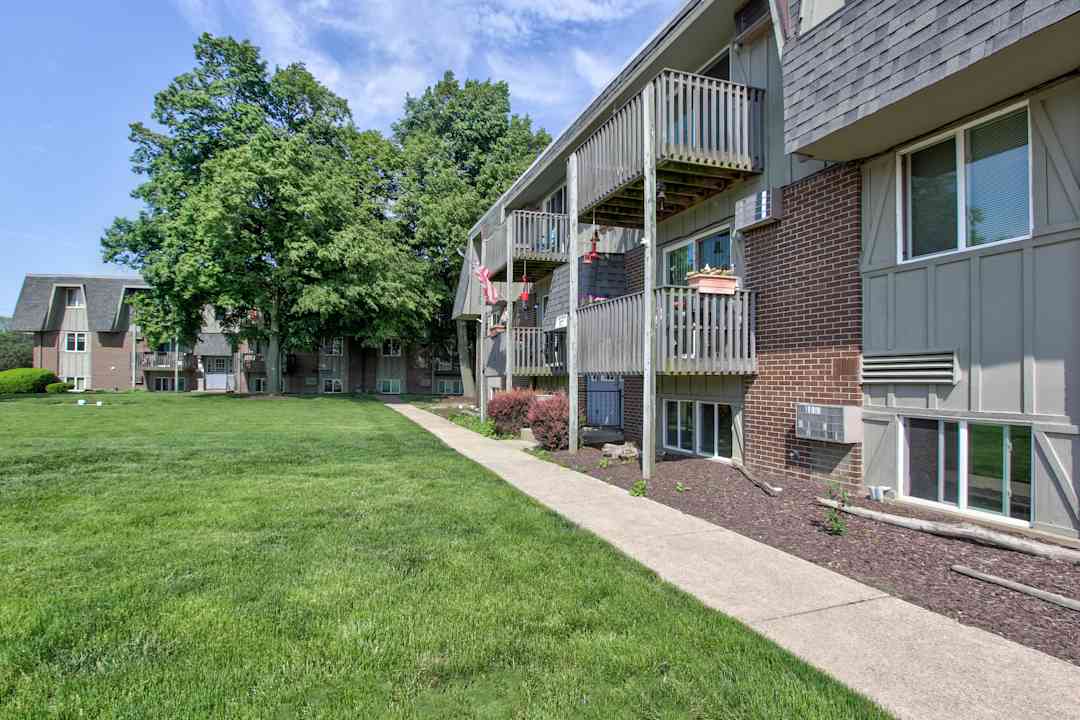 Windjammer Apartments 4141 E Lake Rd Sheffield Lake Oh Apartments For Rent Rent Com