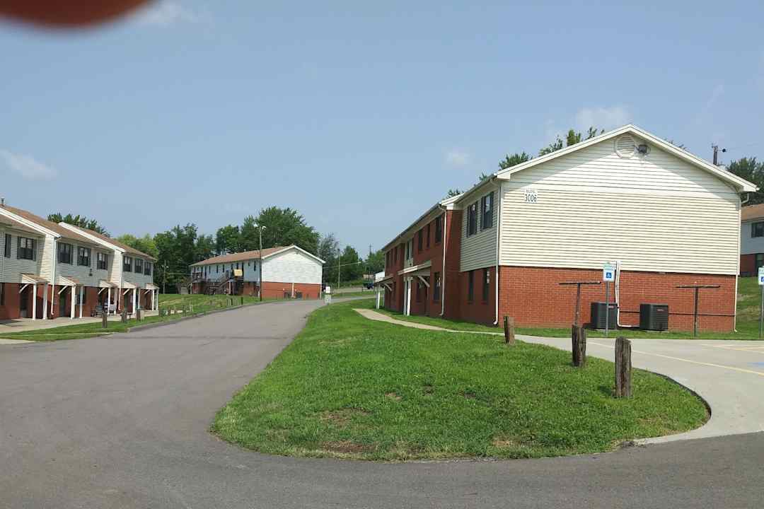 places in st joseph mo that take housing