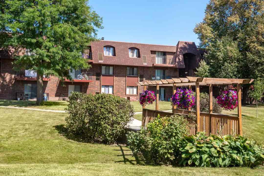 Fox Crest - 2805 W Glen Flora Ave Waukegan Il Apartments For Rent Rentcom
