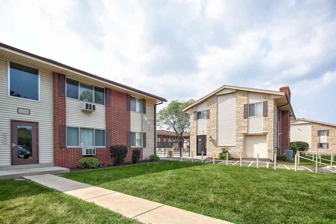 Mayfair Apartment Homes 5292 N Lovers Lane Rd Milwaukee Wi Apartments For Rent Rent Com