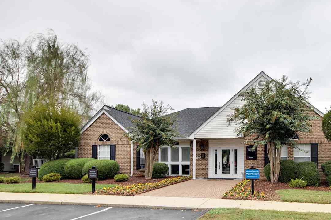 The Terrace At Olde Battleground 3800 Cotswold Ave Greensboro Nc Apartments For Rent Rent Com