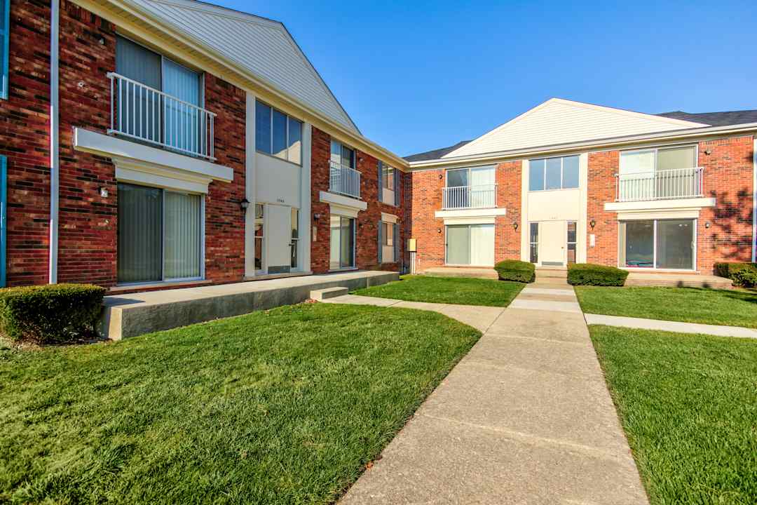 Sterling Knolls 11855 15 Mile Rd Sterling Heights, MI Apartments