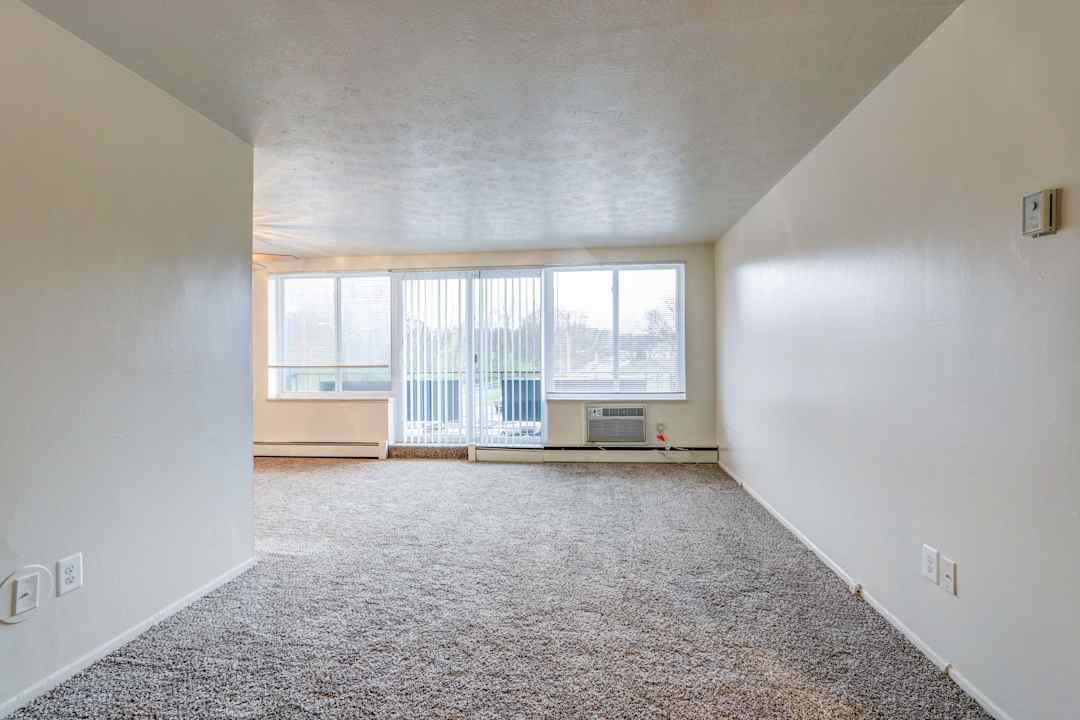 Mystic Creek Apartments 6340 Stumph Rd Parma Oh Apartments For Rent Rent Com