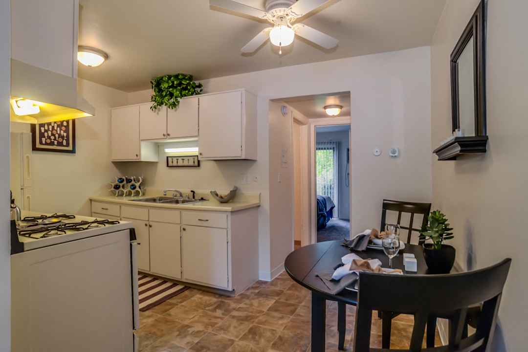 Autumn Ridge Apartments 3902 Mayfield Ave Ne Grand Rapids Mi Apartments For Rent Rent Com