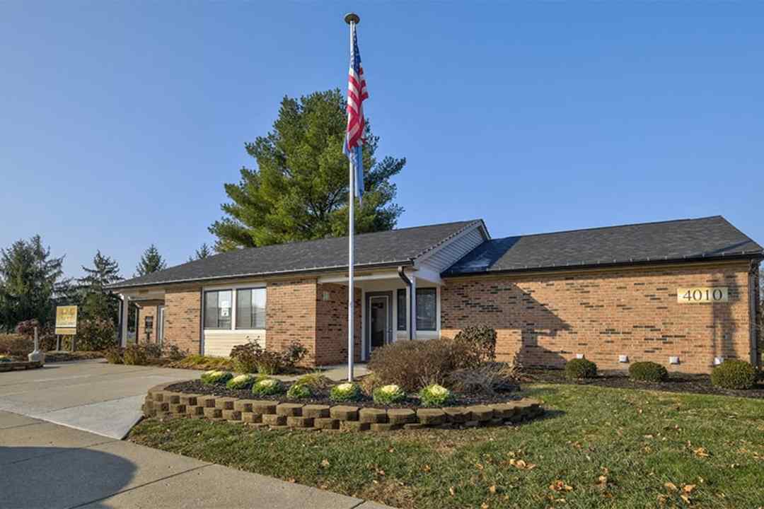 mann village apartments indianapolis in 46221
