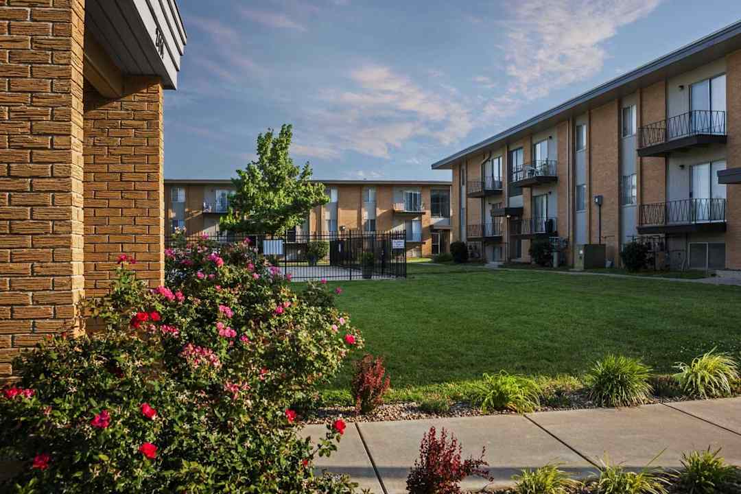skyline apartments wichita ks 67210