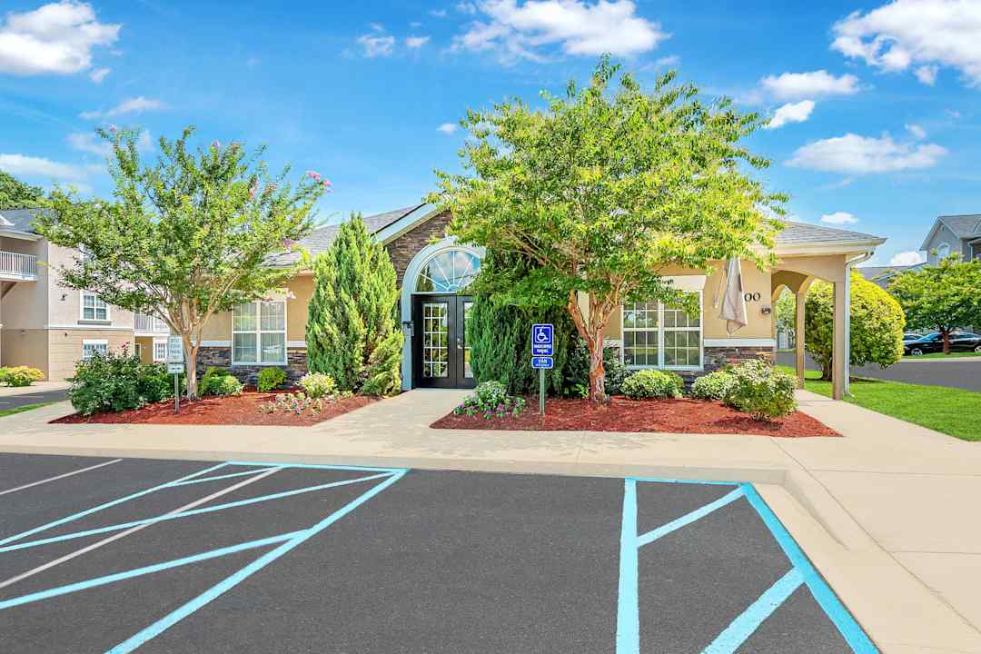 Crown Point At Sunset Drive 210 Sunset Dr Salisbury Nc Apartments For Rent Rent Com