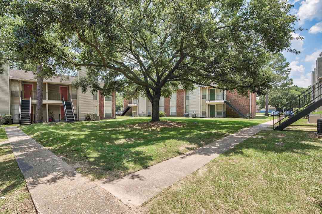 Sherwood Acres Apartment Homes 12757 Coursey Blvd Baton Rouge La Apartments For Rent Rent Com
