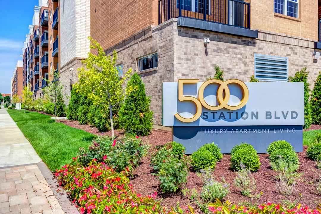 500 Station Apartments 500 Station Blvd Aurora Il Apartments For Rent Rent Com