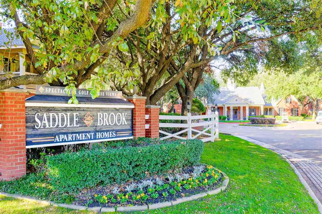 Saddlebrook 5353 Keller Springs Rd Dallas Tx Apartments For Rent Rent Com