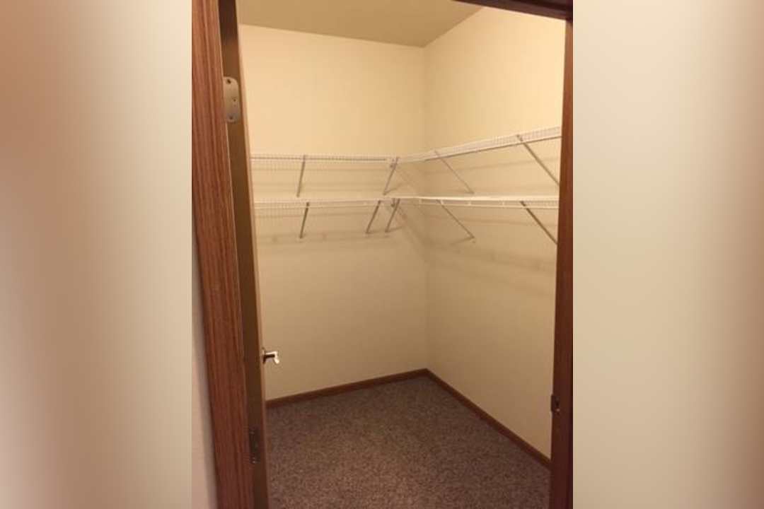 Kingston Village Apartments - Cedar Rapids Ia 52404