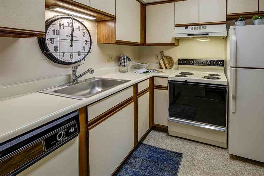 mann village apartments indianapolis in 46221