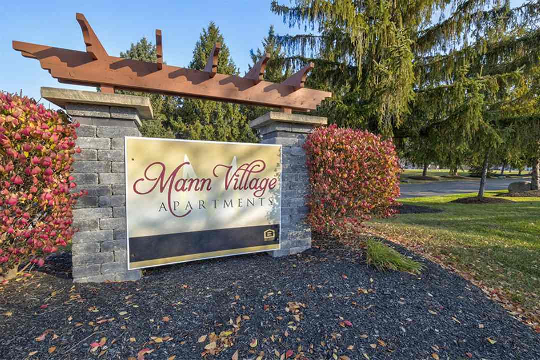 mann village apartments indianapolis in 46221