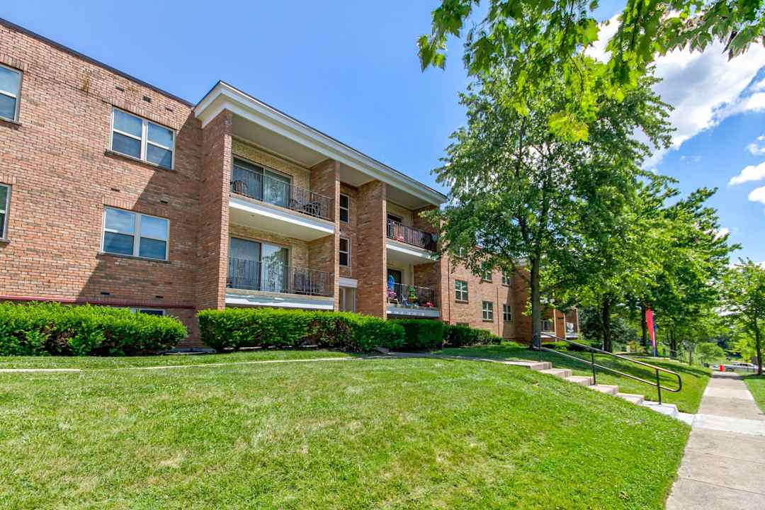 Ferguson Woods 2982 Four Towers Drive 8 Cincinnati Oh Apartments For Rent Rent Com