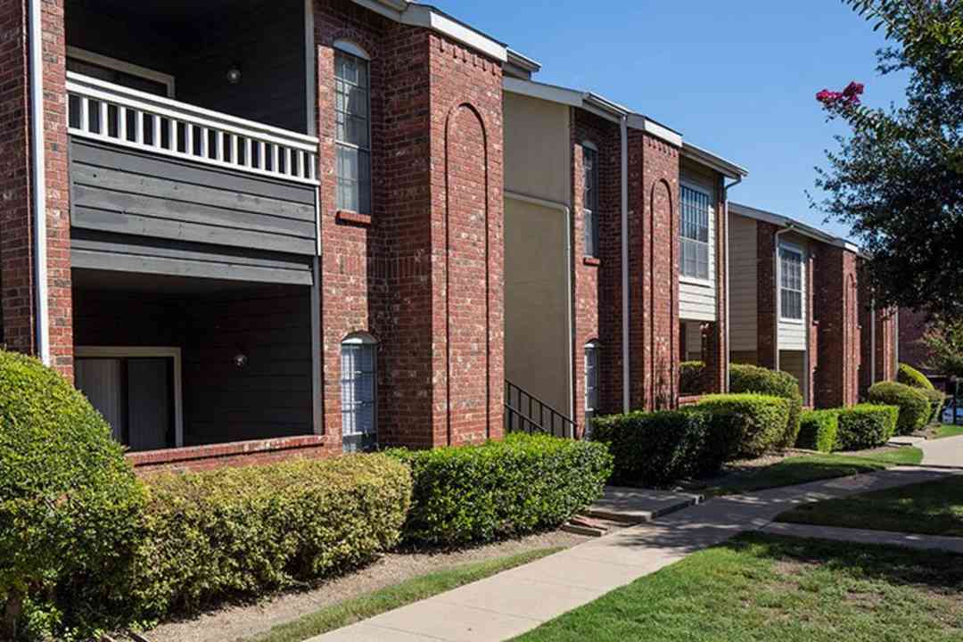 the versailles apartments dallas tx 75287
