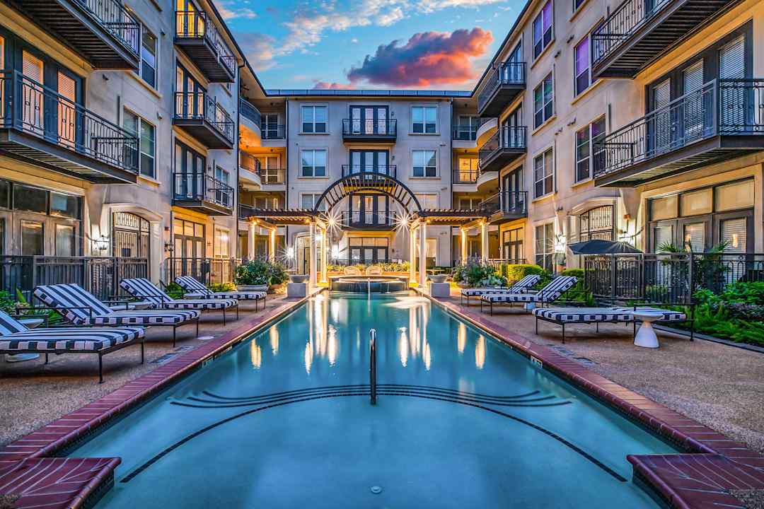 Luxury River Oaks Apartments