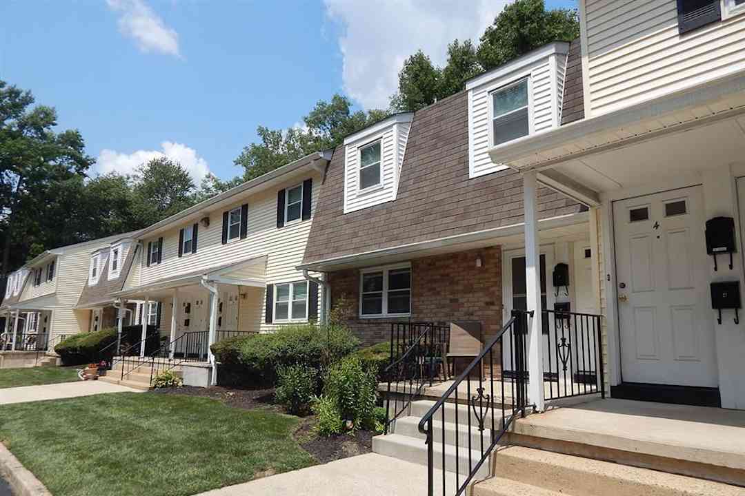 Klockner Woods & Crestwood Square Apartments 1201 Klockner Rd