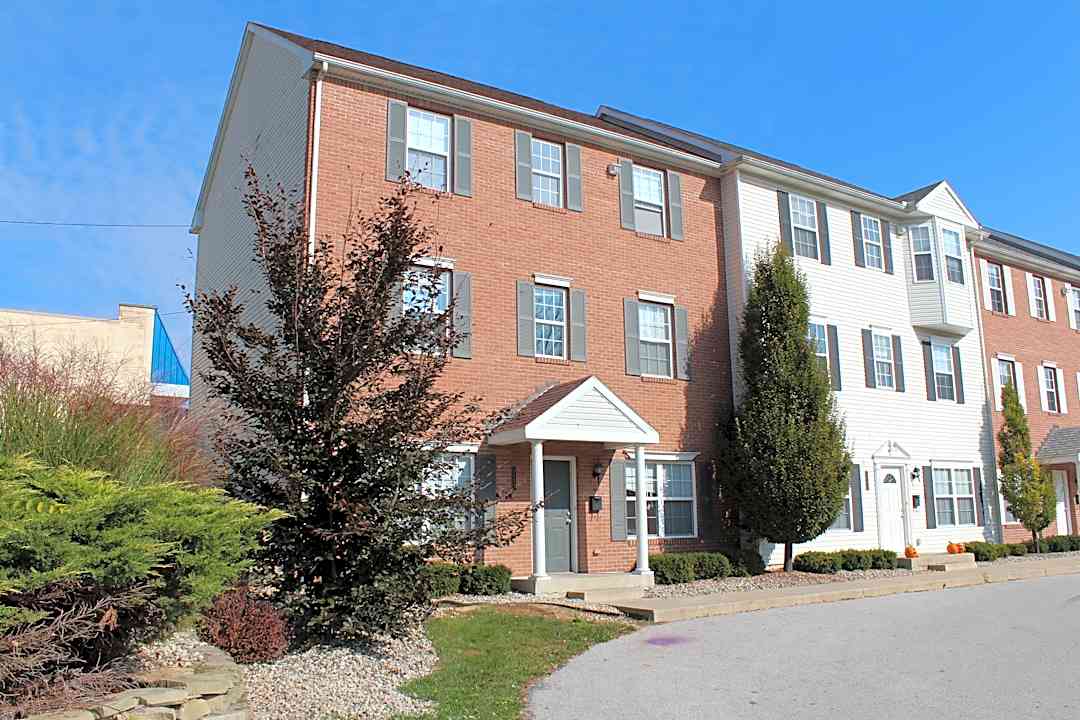 University Properties 1133 Byrne Road Toledo Oh Townhomes For Rent Rent Com