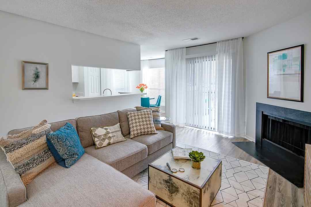 Alvista Durham 4800 University Dr Durham Nc Apartments For Rent Rent Com