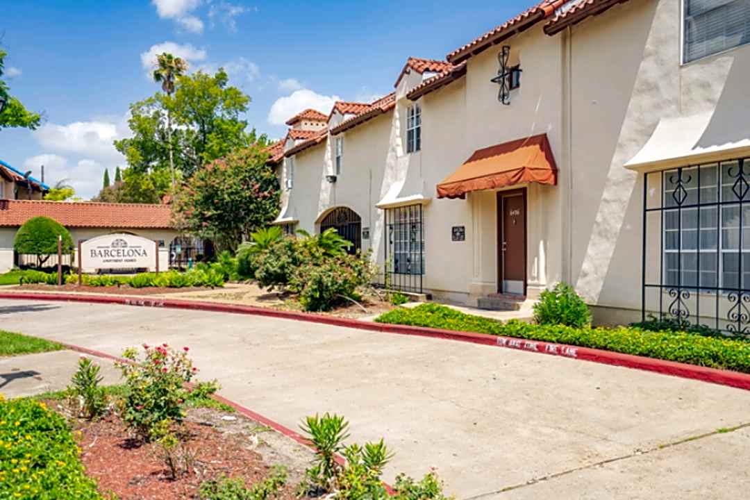 Barcelona Apartments 6434 Ella Lee Ln Houston Tx Apartments For Rent Rent Com