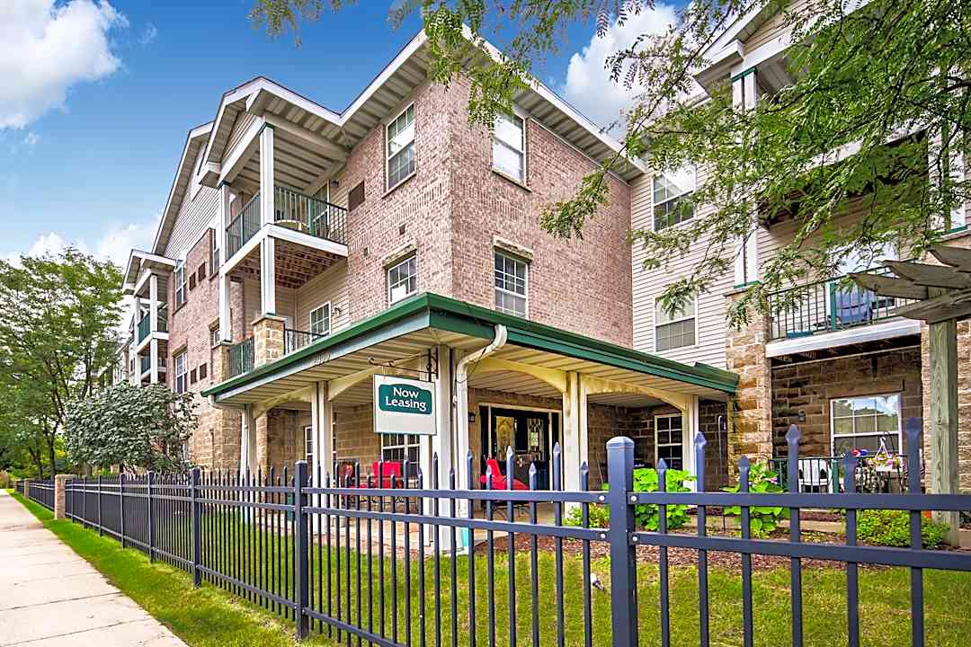 Silver Creek Village 2455 W Silver Spring Dr Milwaukee Wi Apartments For Rent Rent Com
