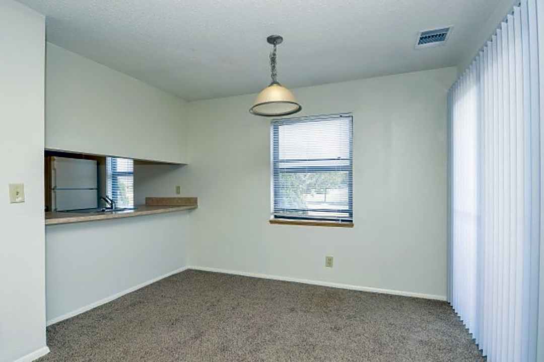 Eagle Creek Apartments - 9550 E Lincoln St Wichita Ks Apartments For Rent Rentcom