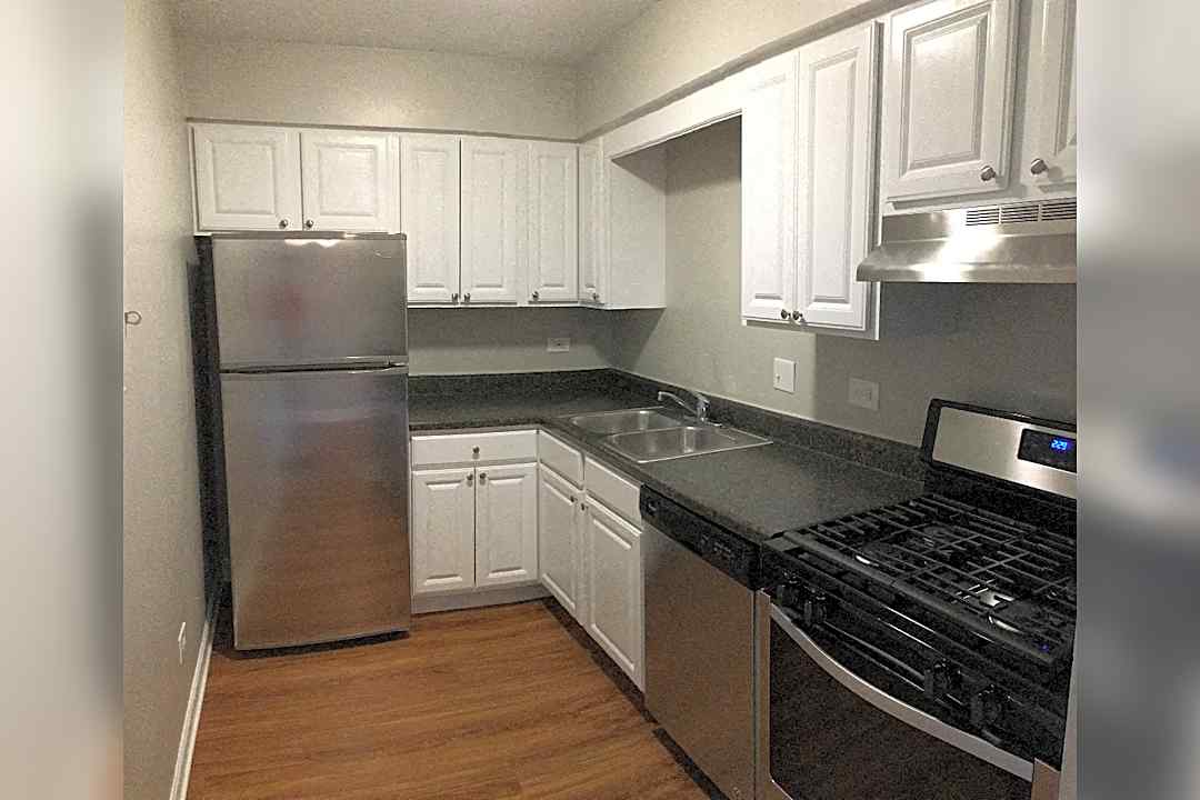 The Arbors Of Glen Ellyn 325 Ramblewood Dr Glen Ellyn Il Apartments For Rent Rent Com