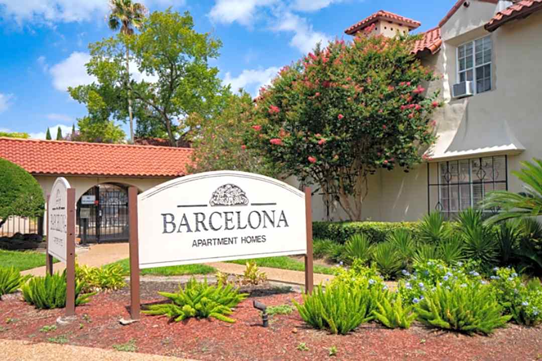Barcelona Apartments 6434 Ella Lee Ln Houston Tx Apartments For Rent Rent Com