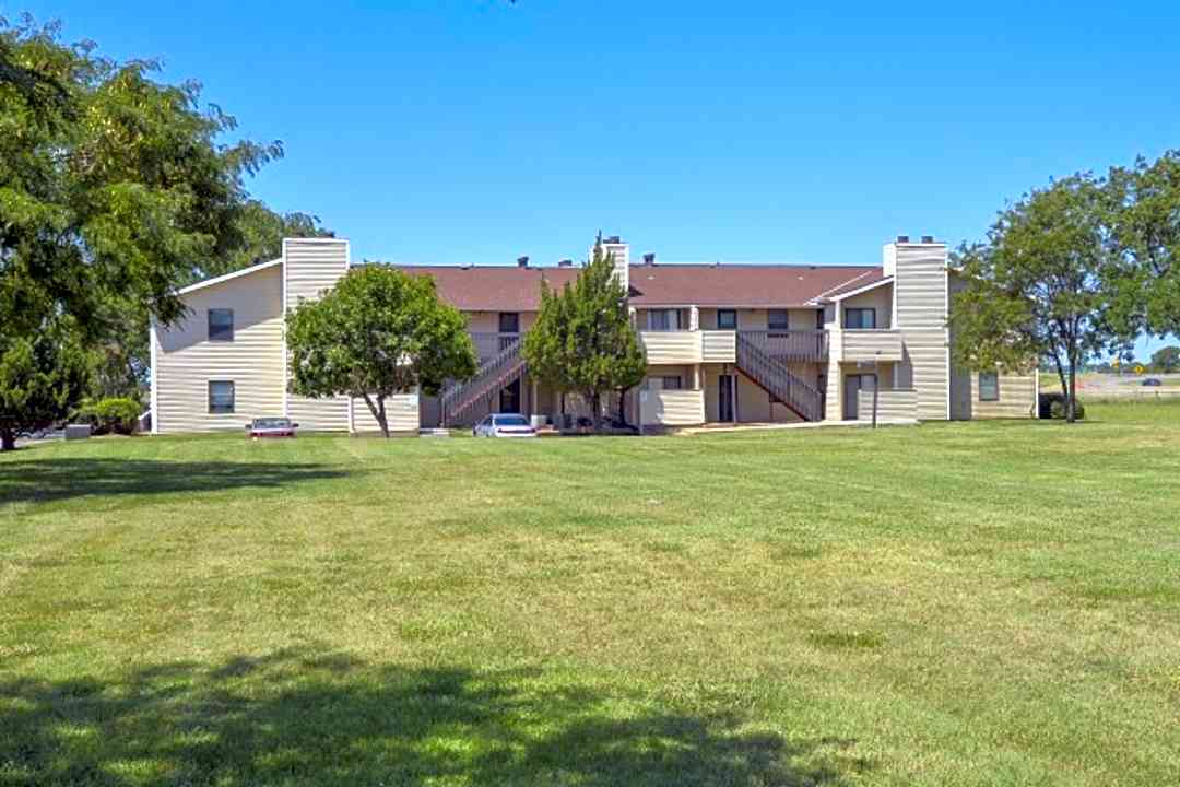 Eagle Creek Apartments - 9550 E Lincoln St Wichita Ks Apartments For Rent Rentcom