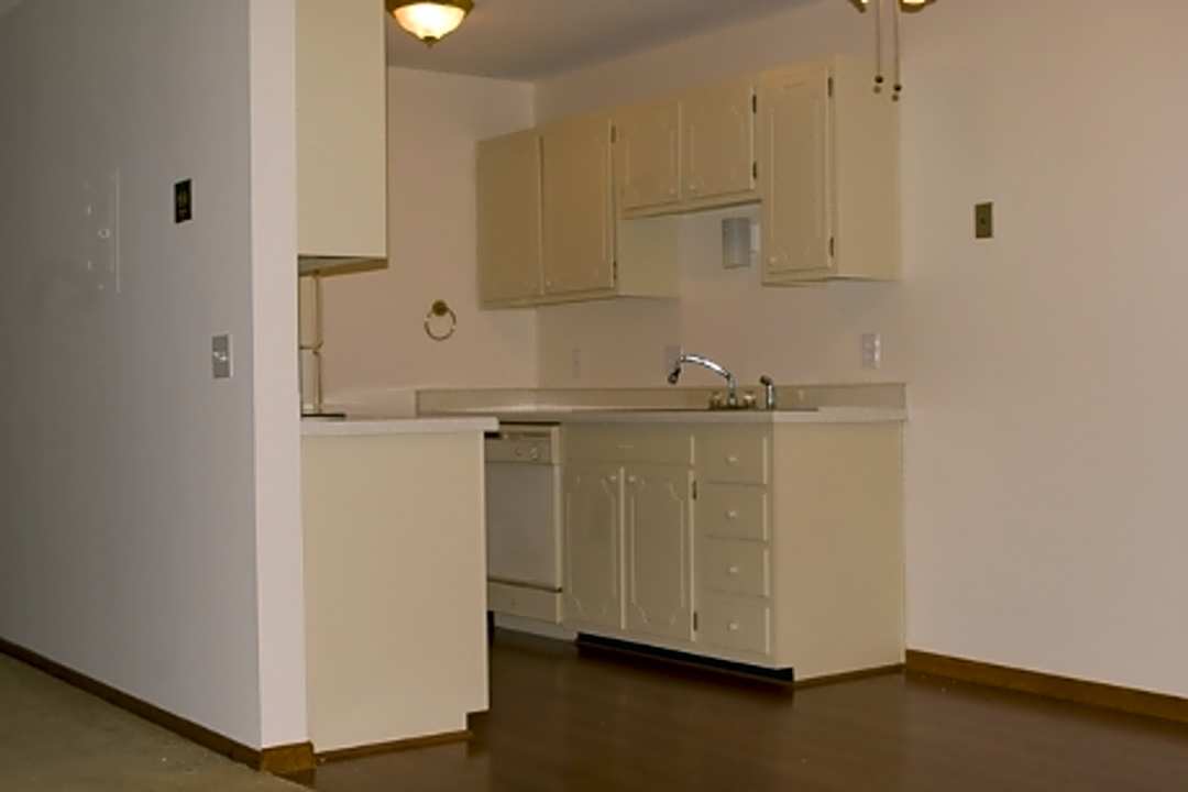 Cambridge Court Apartments 5800 42nd Ave N Minneapolis Mn Apartments For Rent Rent Com