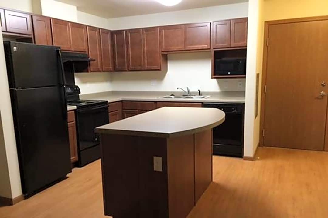 Kingston Village Apartments - 600 2nd Street Sw Cedar Rapids Ia Apartments For Rent Rentcom
