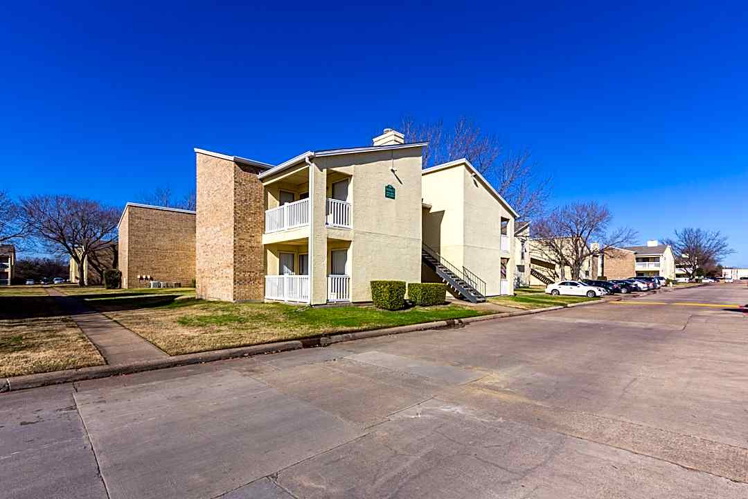 Creekwood Apartments 212 W Wintergreen Rd Desoto Tx Apartments For Rent Rent Com