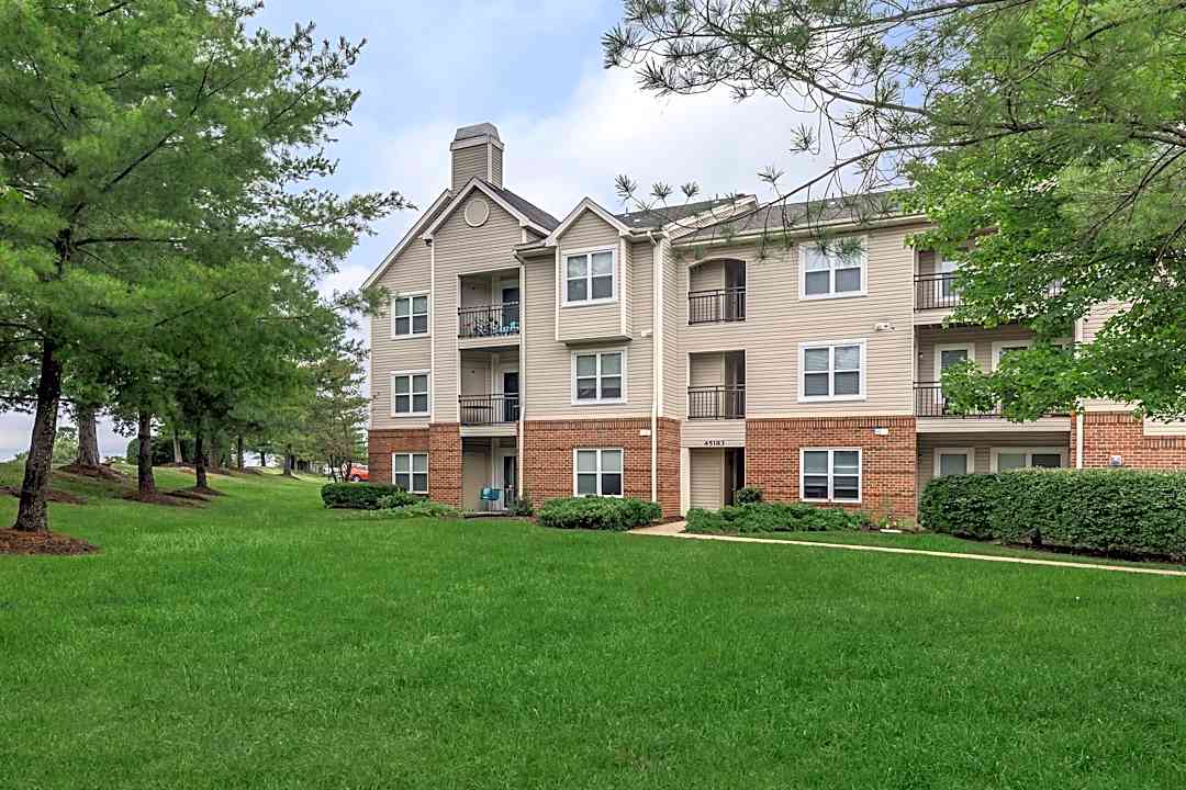 Loudoun Heights Apartments 20300 River Ridge Ter Ashburn Va Apartments For Rent Rent Com