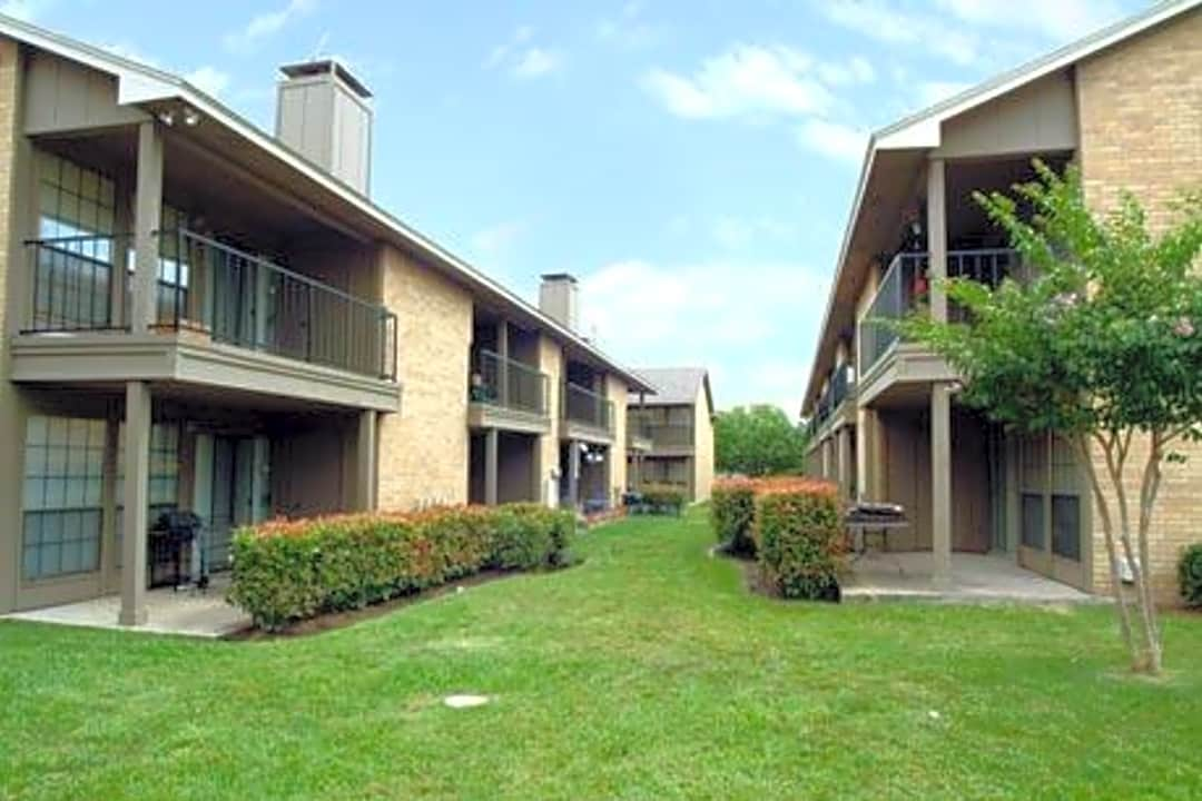 Country Club Condominiums - 1701 E Centerville Rd | Garland, TX Apartments  for Rent | Rent.