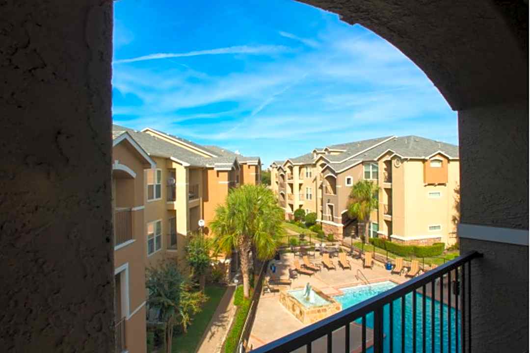 Palencia Apartments 17817 Coit Rd Dallas Tx Apartments For Rent Rent Com