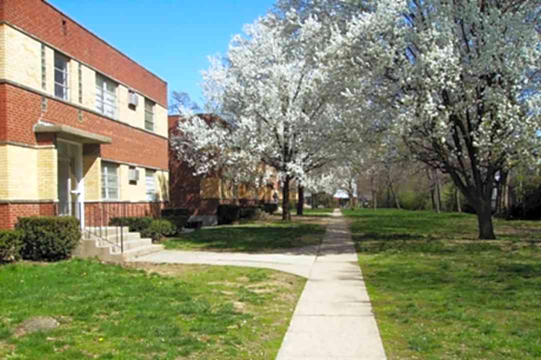 Aspenwood Alps Apartments 1722 W North Bend Rd Cincinnati Oh Apartments For Rent Rent Com