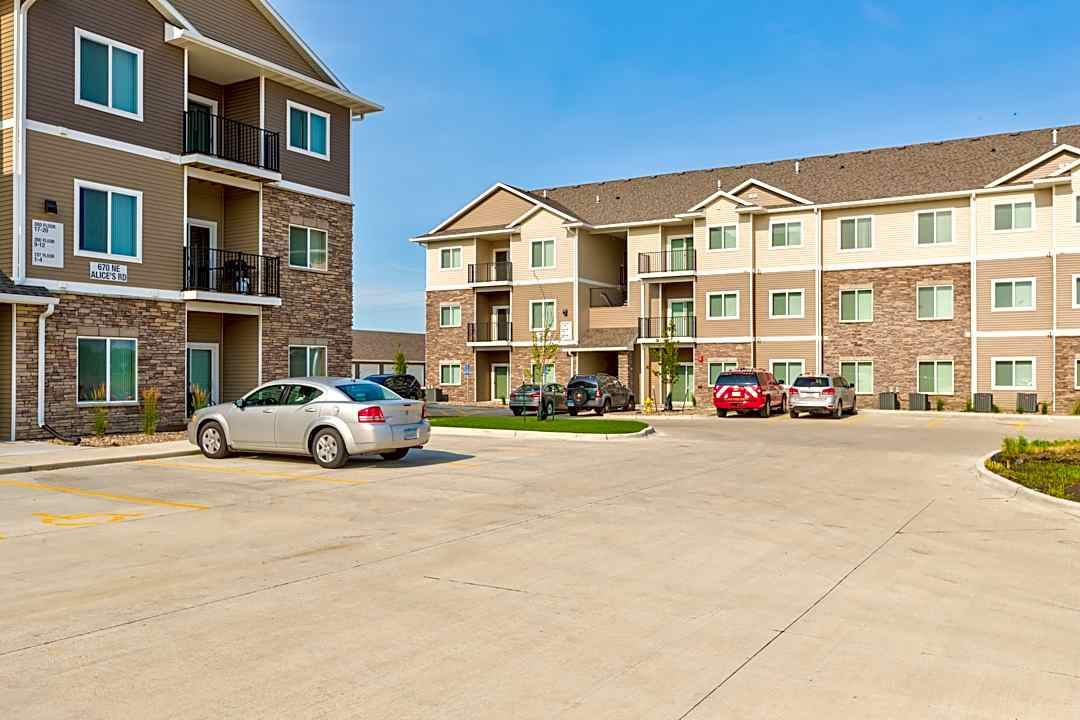 Alice Patricia Apartments 720 Ne Alices Rd Waukee Ia Apartments For Rent Rent Com