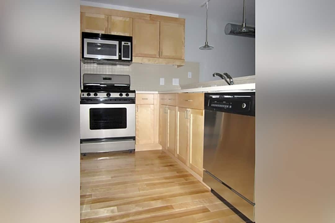 Amber Corners Apartments And Lofts 1825 Parmenter Blvd Royal Oak Mi Apartments For Rent Rent Com