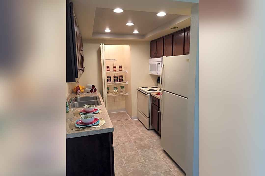 Autumn Creek Apartments 2034 Ardmore Ave Fort Wayne In Apartments For Rent Rent Com