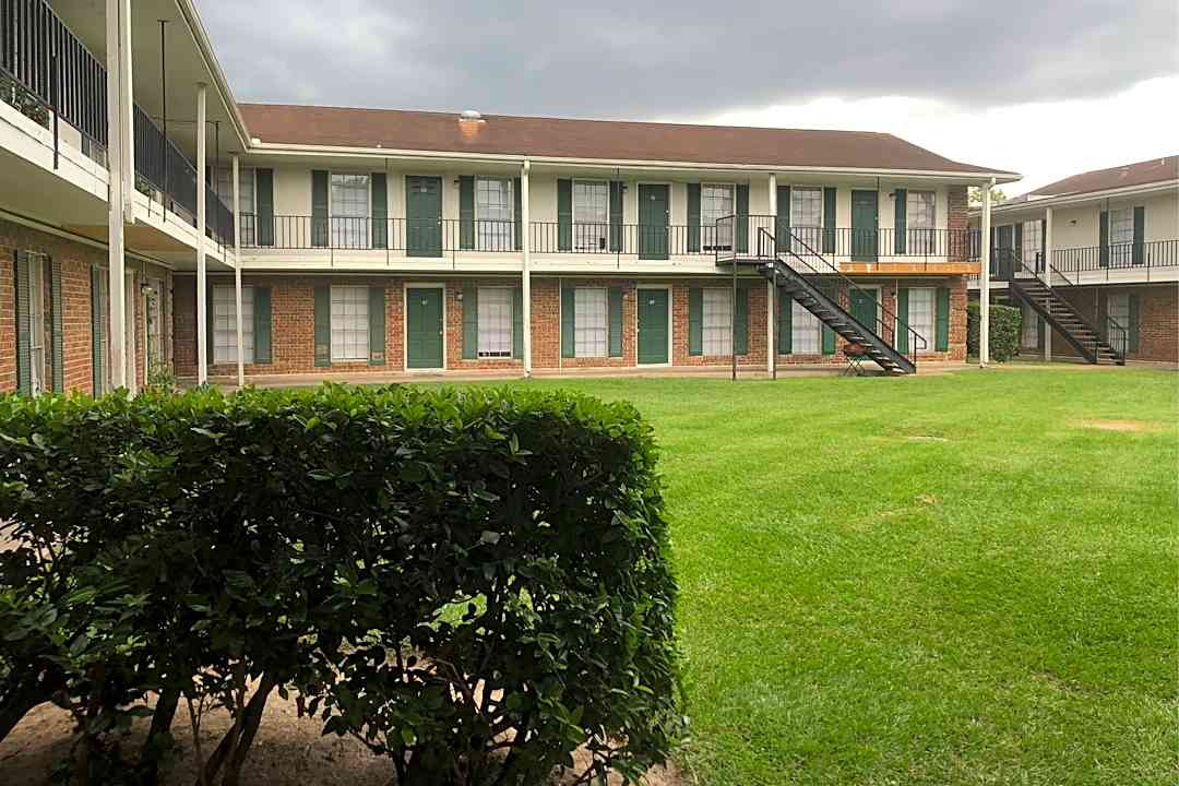 Colonial Apartments 800 N Durham Dr Houston Tx Apartments For Rent Rent Com