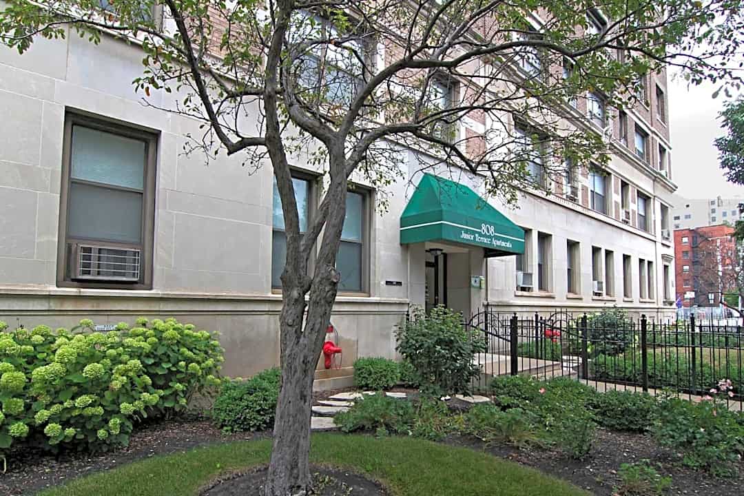 808 W Junior Terrace 808 W Junior Terrace Apt 603 Chicago Il Apartments For Rent Rent Com